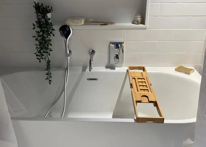 Malira Проживание в семье Гюжан-Местрас